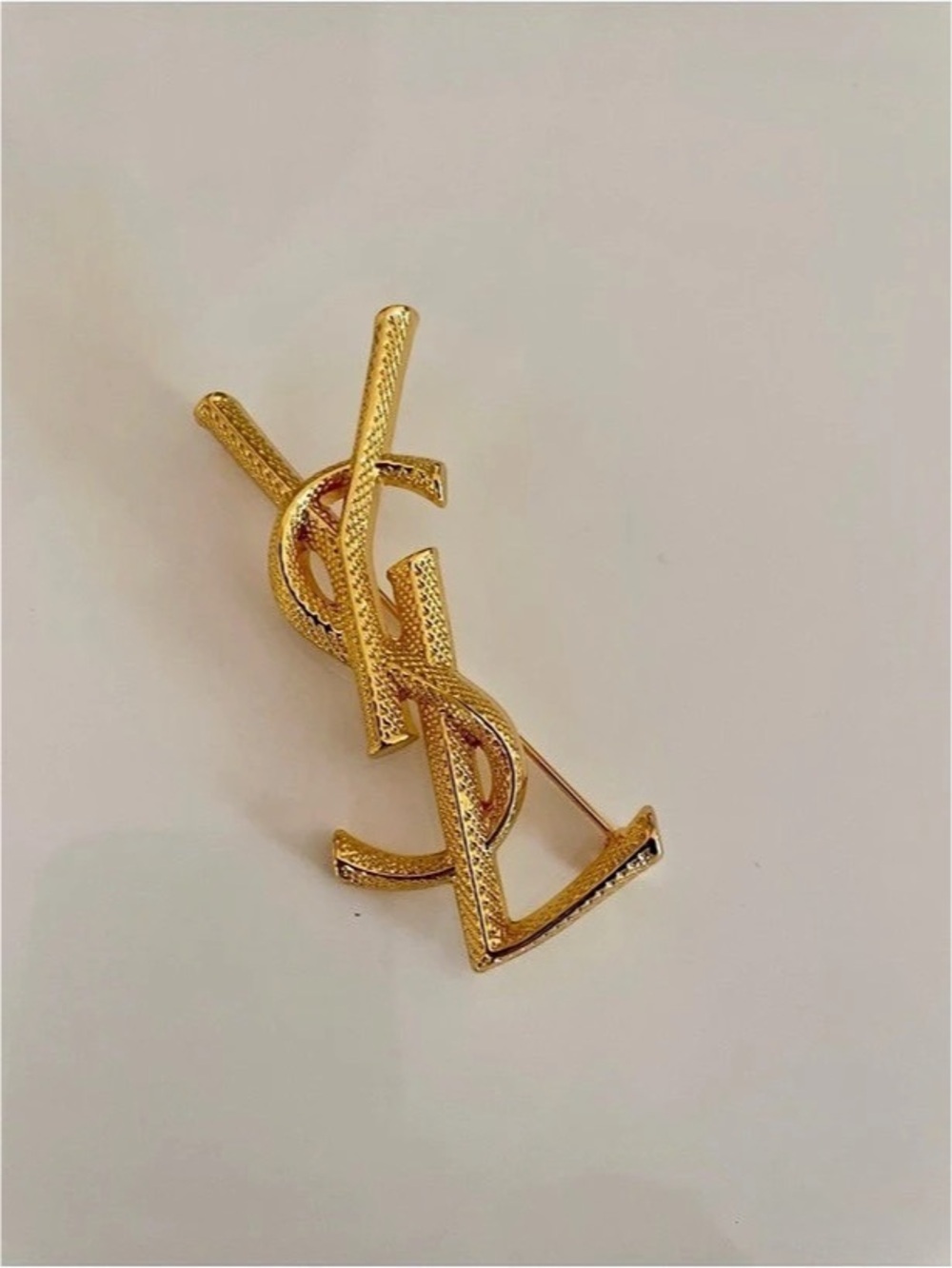 YSL YVES SAINT LAURENT STYLE Elegant GOLD texttured Brooch pin jewelry logo rare
